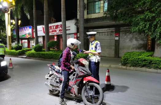 丽江交警全力投入“五一”假期道路交通安保工作 (5).png