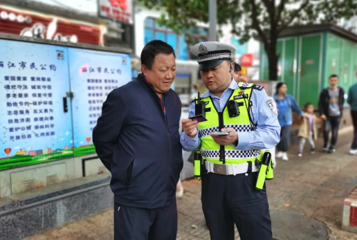 丽江交警全力投入“五一”假期道路交通安保工作 (8).png