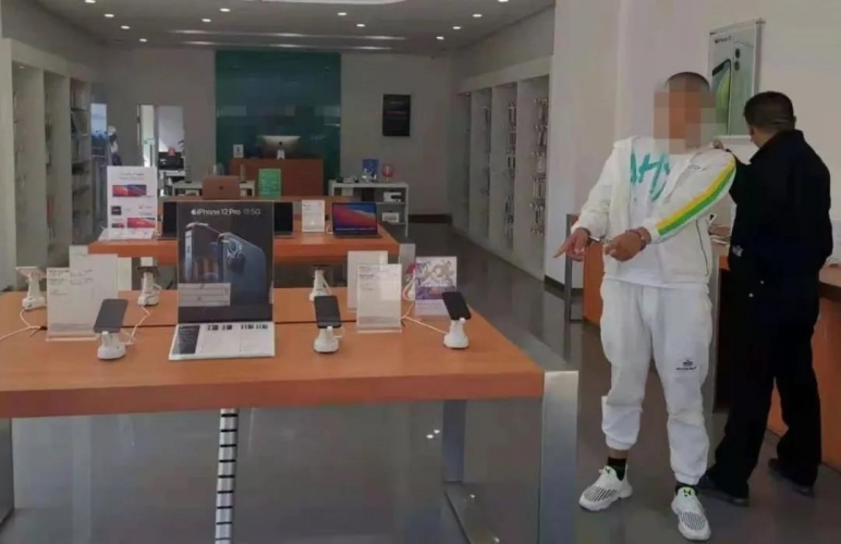 用大石块砸玻璃“开路”！盗走5部iPhone12 (1).jpg