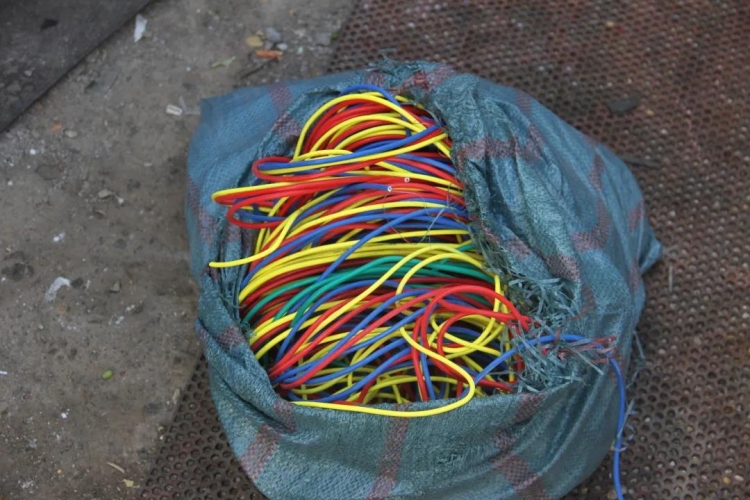 水电装修师傅变身“硕鼠”，偷盗别墅铜芯电线获利被擒 (4).jpg