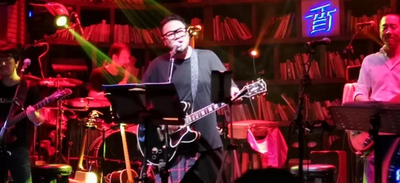 仲夏之夜来丽江古城玉河广场听民谣  他们唱丽江故事 免费入场哦！ (2).jpg