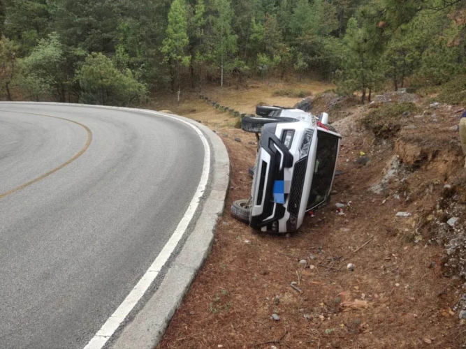 路面湿滑 车辆失控 今日多辆汽车侧翻 (3).jpg