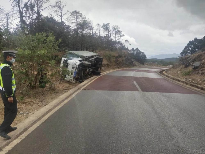 路面湿滑 车辆失控 今日多辆汽车侧翻 (2).jpg