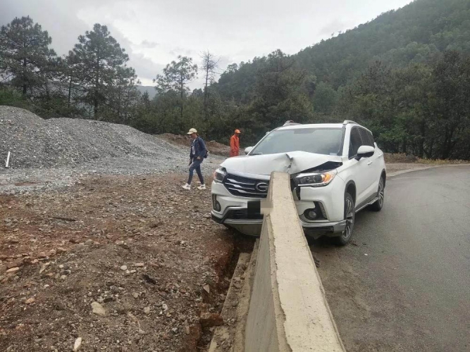 路面湿滑 车辆失控 今日多辆汽车侧翻 (4).jpg