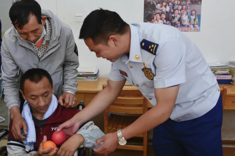 古城消防献爱心送温暖 走访慰问儿童福利院4.jpg