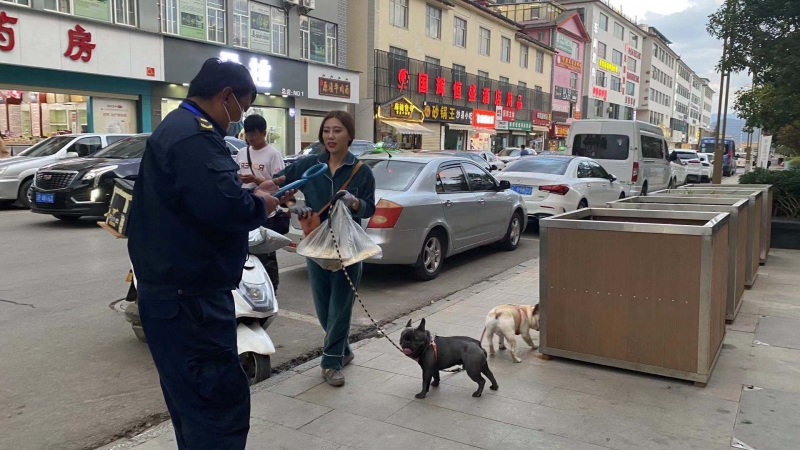 文明养犬，你可千万别掉“链”！ (12).jpg