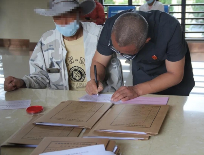 玉龙县法院双语执行助力9名农民工成功讨薪 (1).jpg