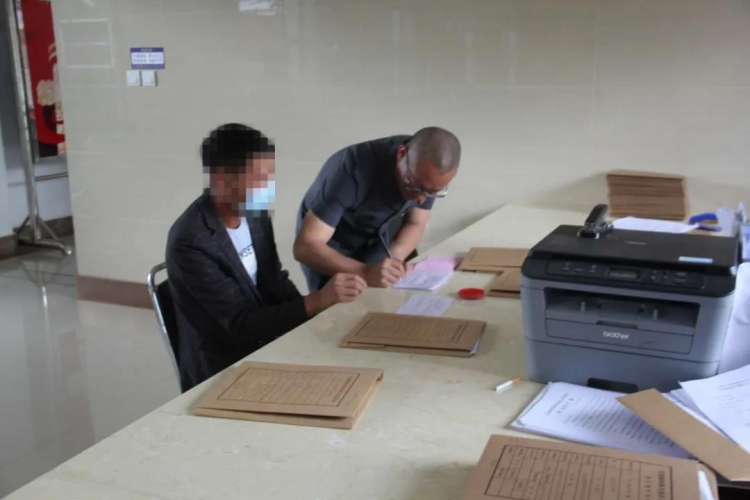 玉龙县法院双语执行助力9名农民工成功讨薪 (2).jpg