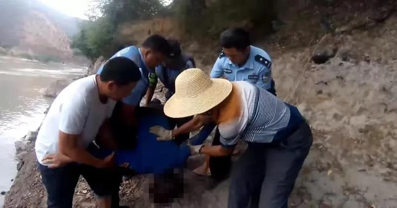 夫妻不慎落水，长江第一湾民警上演营救生死时速 (1).jpg