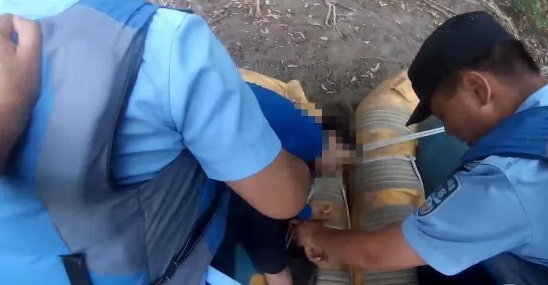 夫妻不慎落水，长江第一湾民警上演营救生死时速 (3).jpg