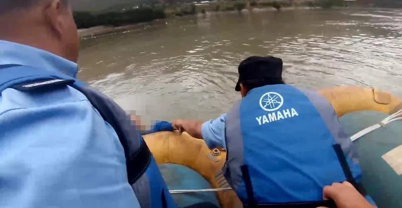 夫妻不慎落水，长江第一湾民警上演营救生死时速 (2).jpg