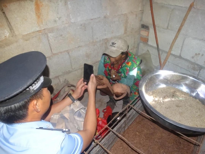 华坪民警深夜救助迷路老人 (3).jpg