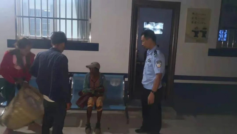 华坪民警深夜救助迷路老人 (1).jpg