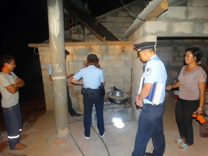 华坪民警深夜救助迷路老人 (2).jpg