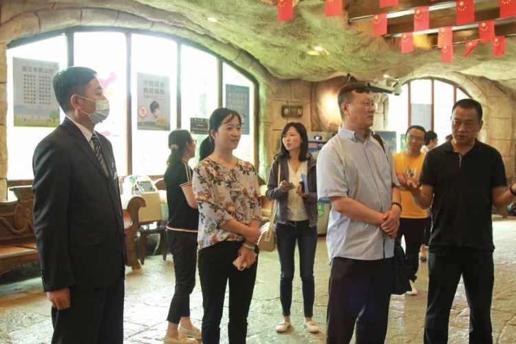 国家级文明旅游示范单位省级复审组一行莅临玉龙雪山景区指导创建工作 (2).jpg