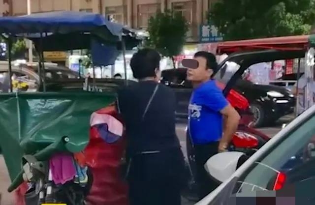 一男一女因为拉客互吐口水这件事谁来背锅？媒体：把丽江拉出来 (1).jpg