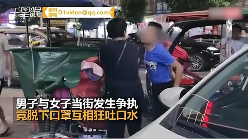 一男一女因为拉客互吐口水这件事谁来背锅？媒体：把丽江拉出来 (3).jpg