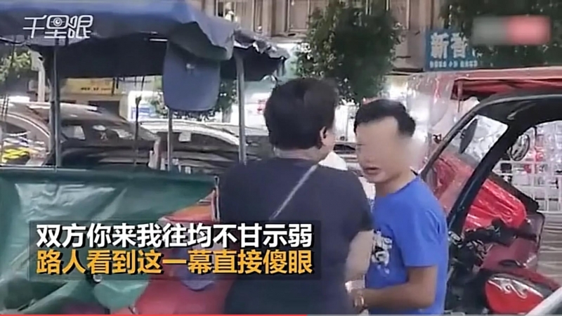一男一女因为拉客互吐口水这件事谁来背锅？媒体：把丽江拉出来 (4).jpg