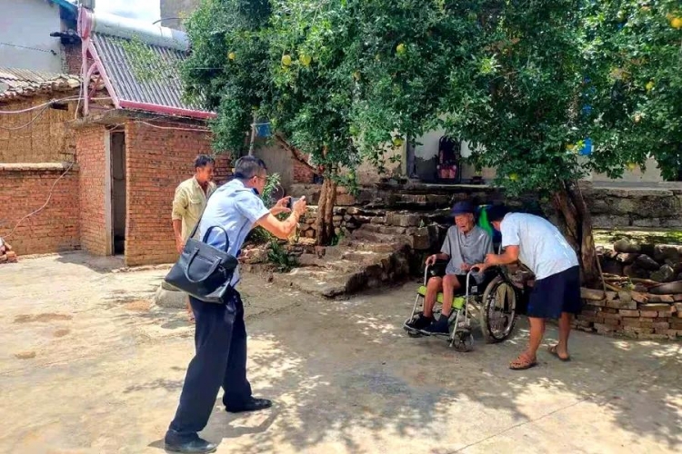 远跑40公里  华坪民警“上门服务”81岁老人.jpg