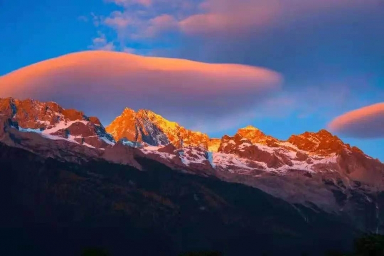 3.去水印省委省政府在丽江召开现场办公会 为促进玉龙雪山景区转型升级献计献策.jpg