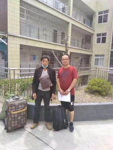 在外漂泊52年，68岁孤寡老人踏上幸福回家路 (1).jpg