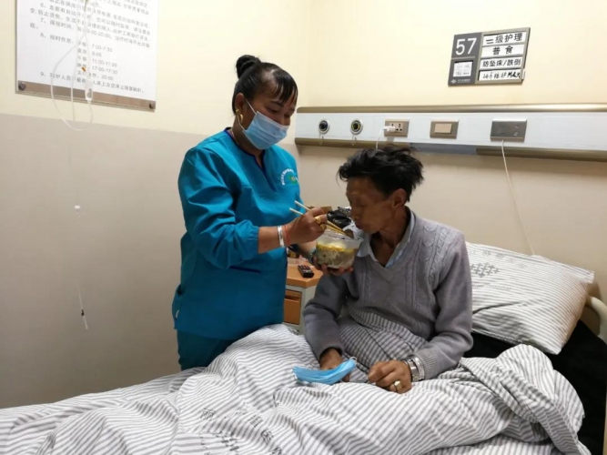 在外漂泊52年，68岁孤寡老人踏上幸福回家路 (3).jpg