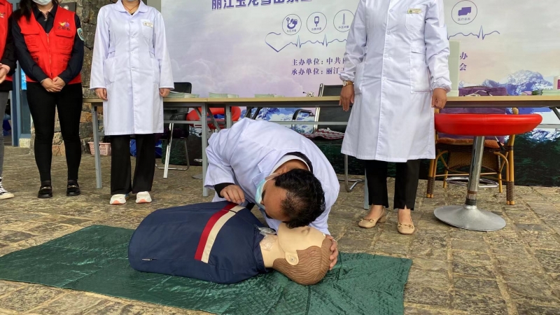 与健康同行 玉龙雪山景区开展健康义诊活动  游客直呼暖心！ (3).jpg