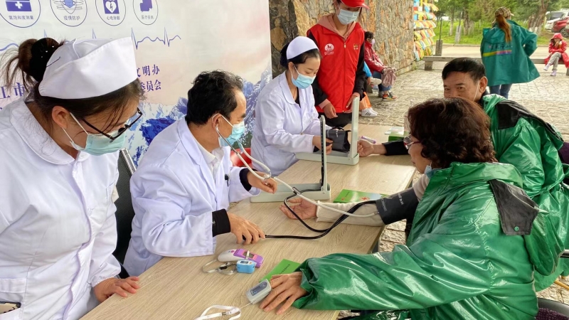 与健康同行 玉龙雪山景区开展健康义诊活动  游客直呼暖心！ (4).jpg
