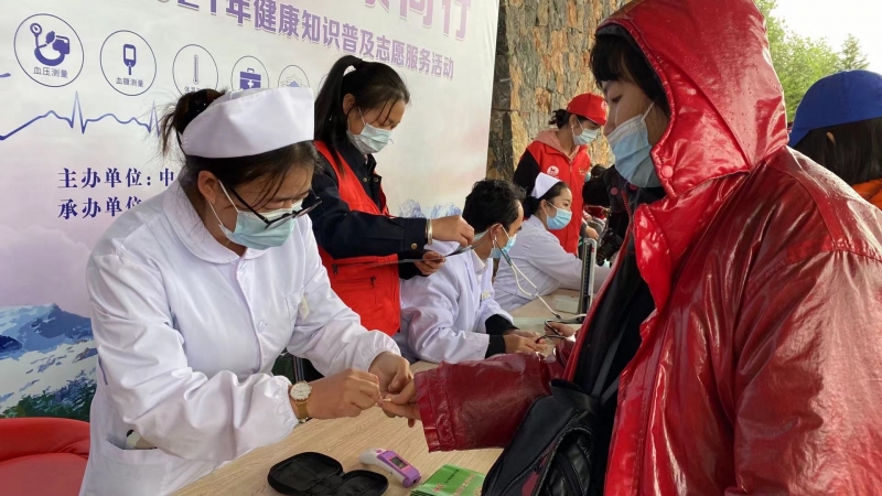 与健康同行 玉龙雪山景区开展健康义诊活动  游客直呼暖心！ (7).jpg