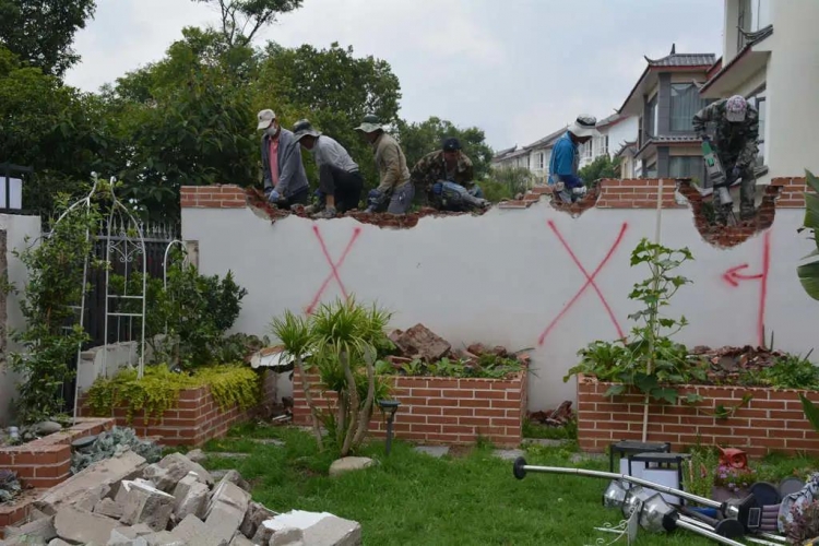 重拳出击  古城区强制拆除10户违法建筑2.jpg