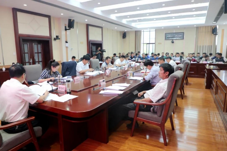 以学促思、促行、促廉，为玉龙发展尽心尽力  玉龙县开十四届县委常委会第3次会议.jpg