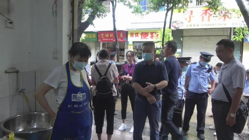 卫生环境不达标 华坪25家餐饮店停业整顿 (3).jpg