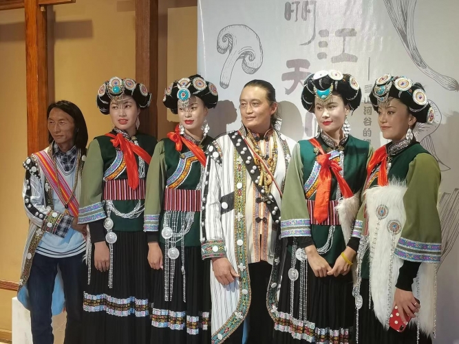 玉龙雪山景区各少数民族欢聚一堂 共度七夕佳节 (5).jpg