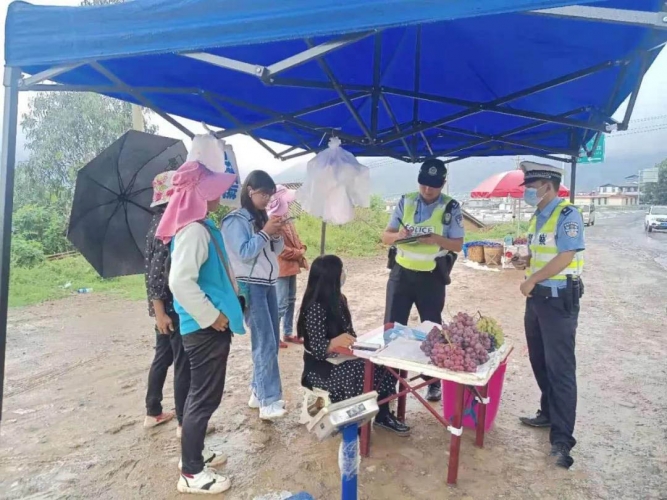 去水印  永胜交警板山河中队对丽永线“路边摊”进行整治.jpg