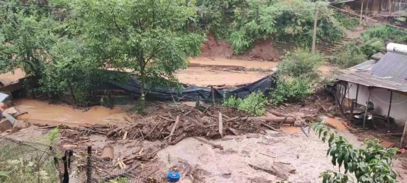 因连降大雨，玉龙县黎明乡河水暴涨、道路垮塌中断…….jpg