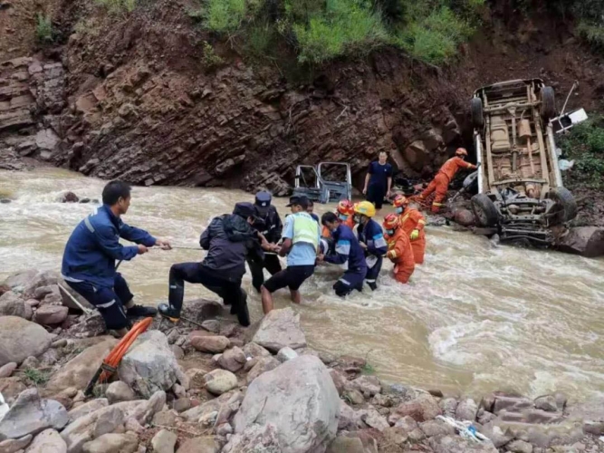 道路湿滑 汽车四轮朝天掉入河道 驾驶人被困车内动弹不得.jpg
