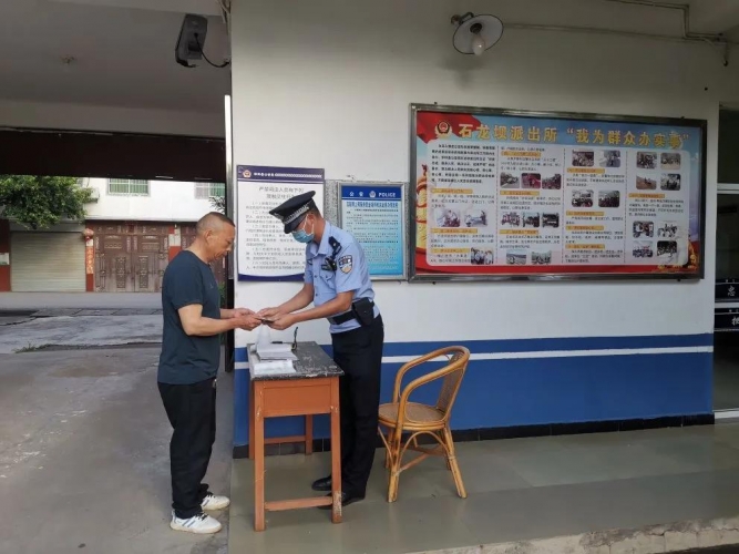 群众大意丢物品 民警热心帮找回1.jpg