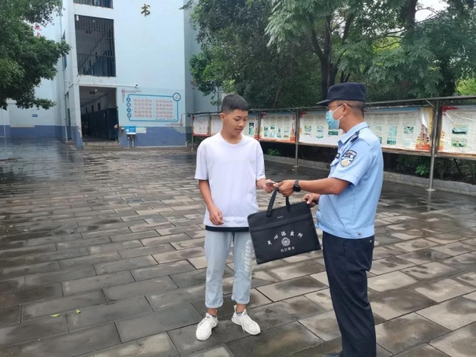 群众大意丢物品 民警热心帮找回2.jpg