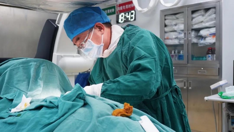 首例！丽江医生完成世界最小植入式心电监测芯片植入手术.jpg
