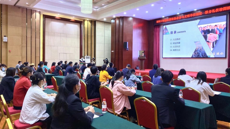 丽江积极打造餐饮服务文明创建的“亮丽窗口” (4).jpg