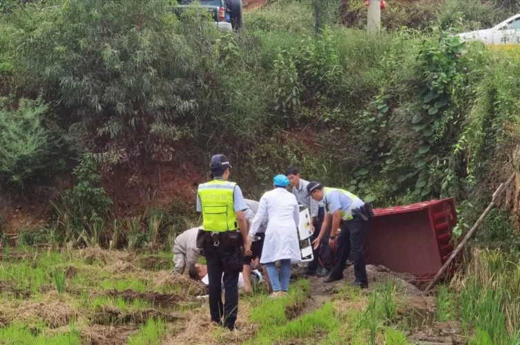 去水印三轮车翻落路坎 警民联手救援.jpg