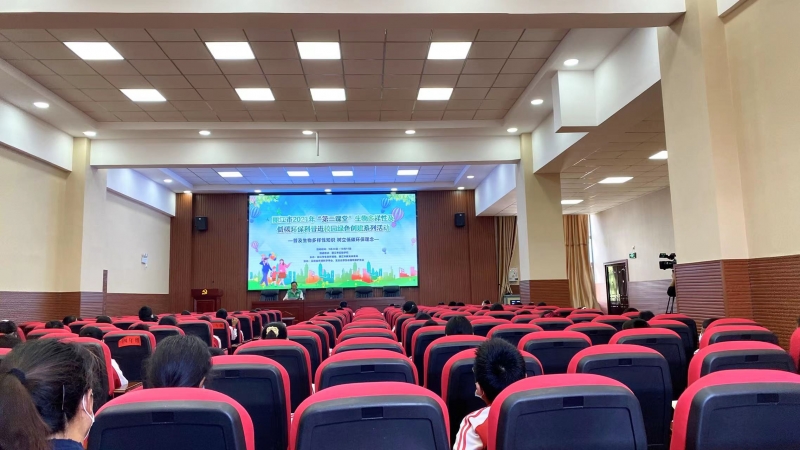 小手拉大手  一起探索丽江生物多样性的奥秘 (1).jpg