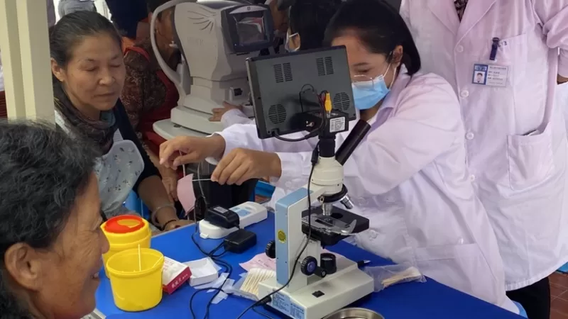 丽江市“卫健先锋·医心医意”党建义诊服务活动暨“敬老月”活动走进丽江家园小区