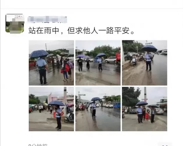 永胜民警冒雨护学，为学生们搭建安全路