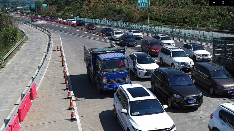 丽江东大门执勤民警的24小时