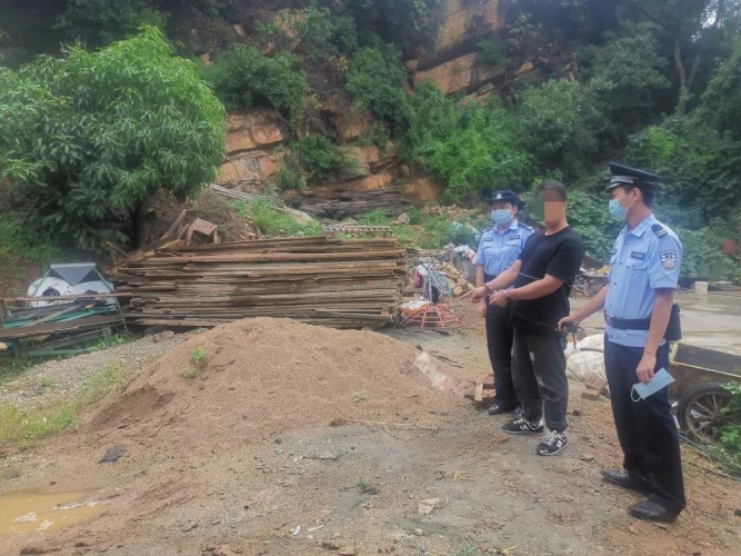 华坪县两男子因偷电机、钢管被刑拘