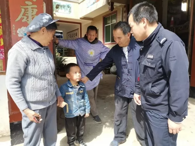 永胜县永北派出所民警助老人寻回走失五岁孙子