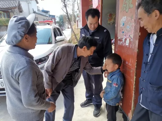 永胜县永北派出所民警助老人寻回走失五岁孙子