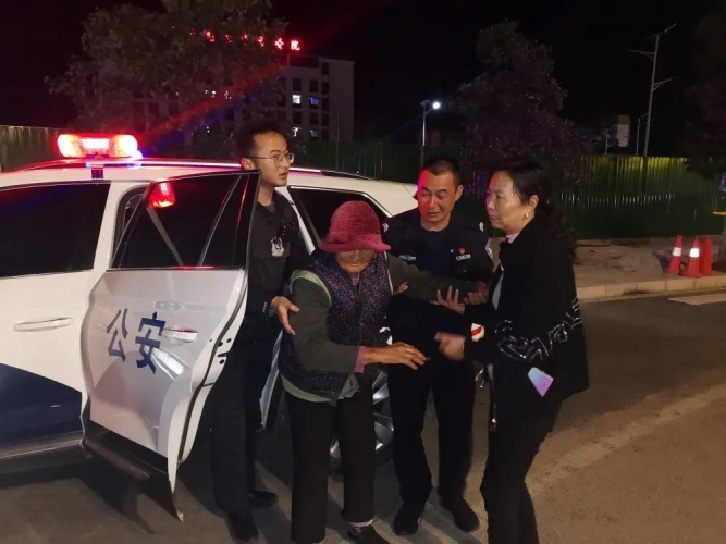 永胜民警救助走失老人
