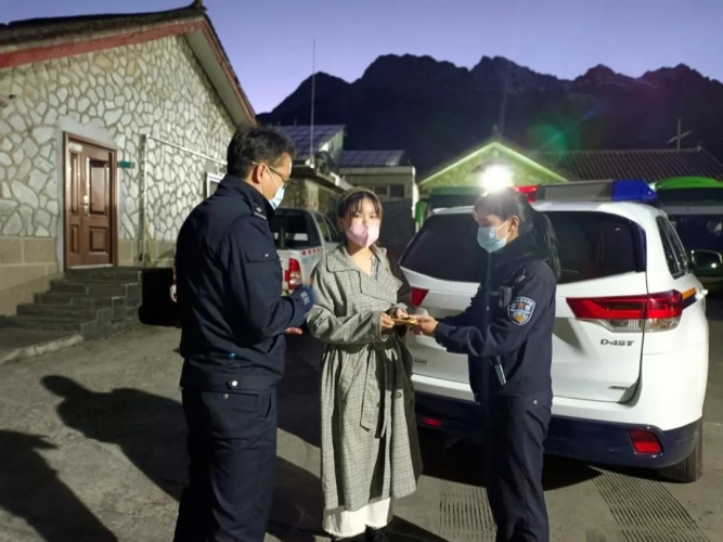 雪山民警热情服务，为游客和从业驾驶人排忧解难